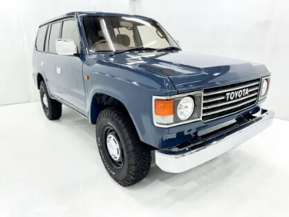 白背景で撮影された青いトヨタSUVのスタジオ風商品写真