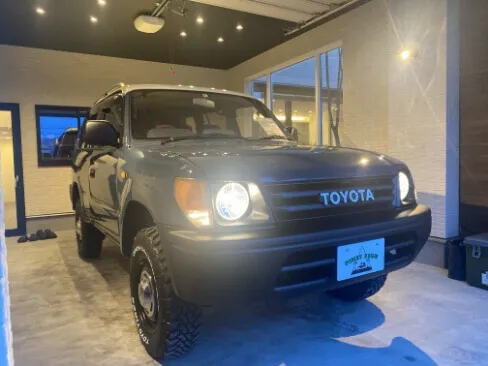 屋内ガレージに停車したグレーのトヨタSUVの正面ビュー