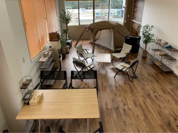 屋内にテントやキャンプ椅子が並べられたアウトドア風の展示空間